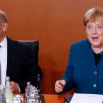 El ministro alemán de Finanzas, Olaf Scholz, junto a la canciller germana, Angela Merkel