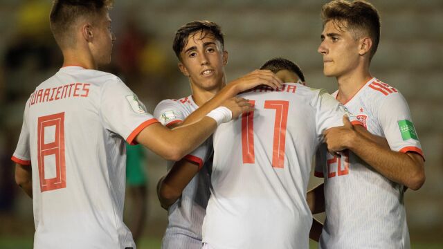 Los jugadores de España celebran el pase a cuartos del Mundial sub'17