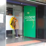 Un hombre entra en una sala de apuestas