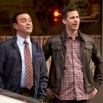 Andy Samberg como Jake Peralta y Joe Lo Truglio como Charles Boyle, en 'Brooklyn Nine-Nine'