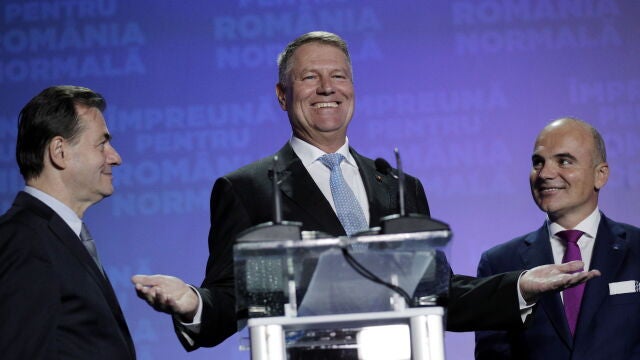 Klaus Iohannis saluda a los seguidores tras la victoria de este domingo, que no fue sufientemente holgada para evitar la segunda vuelta