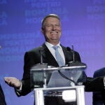 Klaus Iohannis saluda a los seguidores tras la victoria de este domingo, que no fue sufientemente holgada para evitar la segunda vuelta