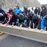Bloqueo de la autopista que enlaza España y Francia en el paso de Le Perthus (Francia), la vía principal de conexión entre ambos países por carretera, que ha sido cortada sobre las 9:00 horas por manifestantes que protestaron por la sentencia del procés. EFE/David Borrat