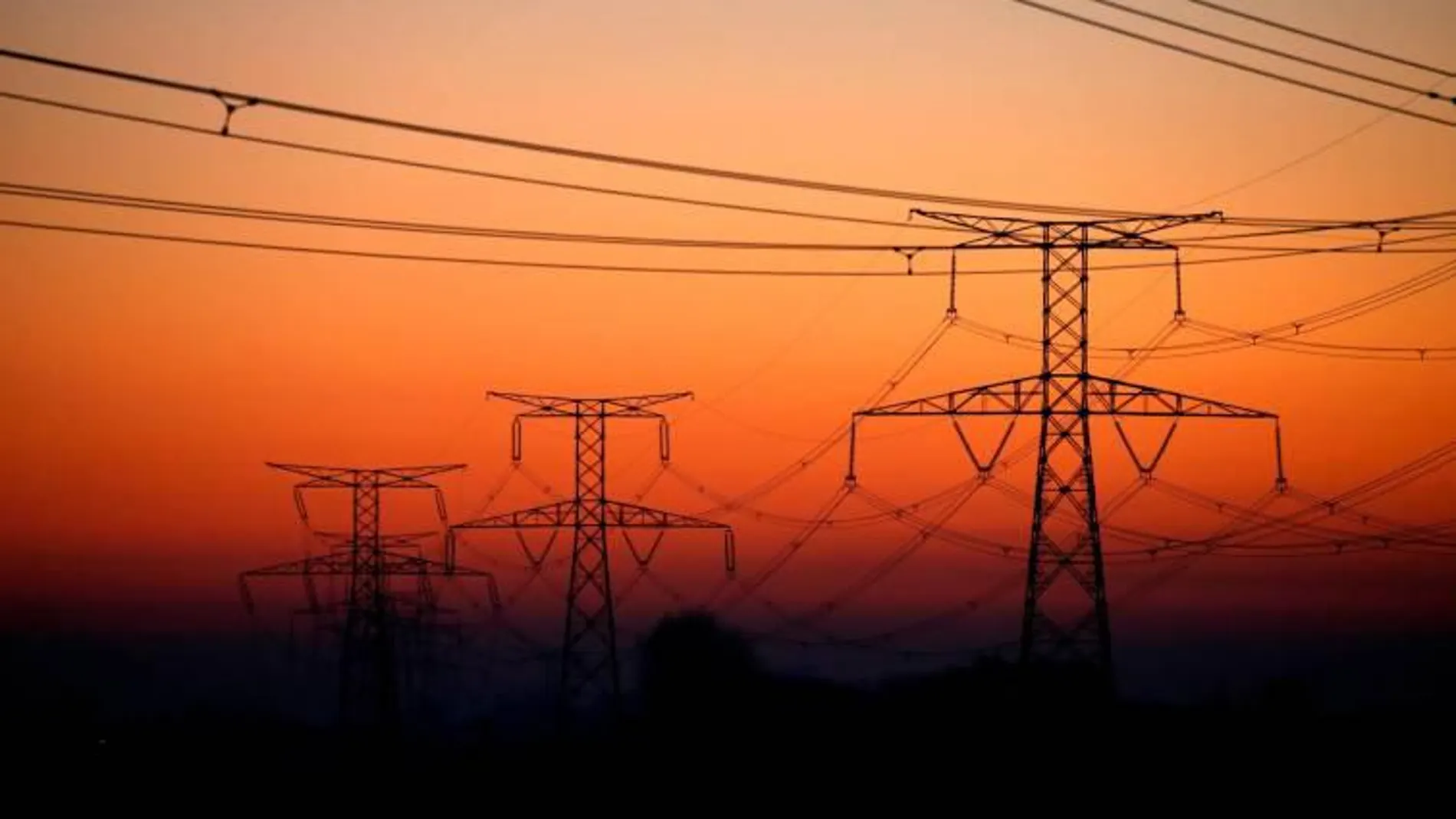 Competencia suaviza el hachazo a las energéticas en más de 1.500 millones