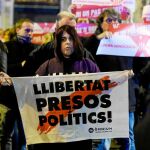 Un grupo de jóvenes encapuchados protestó ayer frente al acto de cierre de campaña del PSOE. Foto: Shooting