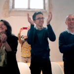 El candidato a la presidencia del Gobierno de Más País, Íñigo Errejón (c) junto al cabeza de lista de la coalición con Compromís por València, Joan Baldoví (d) y a la vicepresidenta del Consell, Mónica Oltra, durante el acto de cierre de campaña de la Coalición, hoy en Valencia