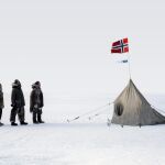 Escena en que Amundsen y su equipo llegan al Polo Sur
