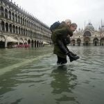 La plaza San Marcos, esta mañana, completamente inundada. EFE