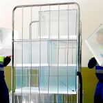 Dos operarios descargan urnas para el domingo electoral