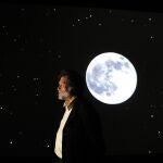 El cineasta Víctor Erice ante su videoinstalación "Piedra y cielo", sobre el monumento de Jorge Oteiza al músico Aita Donostia en la cima del monte Agiña, en Navarra, y que este martes se ha presentado en el Museo Bellas Artes de Bilbao. EFE/LUIS TEJIDO