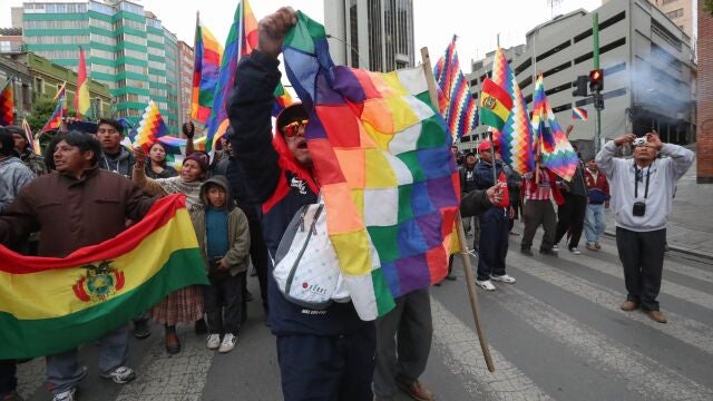 AME3800. LA PAZ (BOLIVIA), 12/11/2019. - Partidarios del ex presidente de Bolivia, Evo Morales, se manifiestan hoy martes en La Paz (Bolivia), portando la Whipala, una bandera que representa a los indígenas del país. EFE/Martin Alipaz