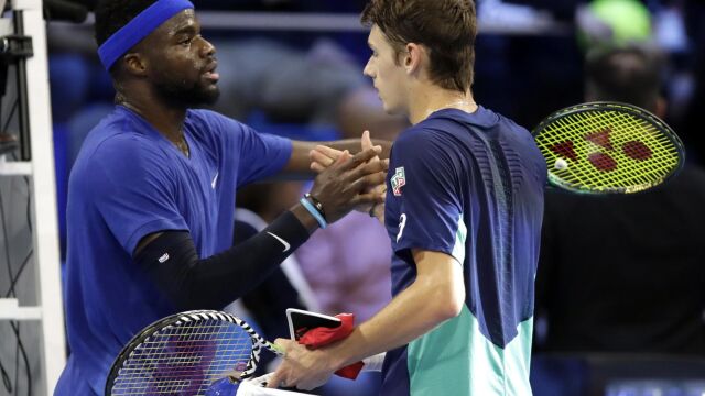 El australiano De Miñaur, a la derecha, es uno de los finalistas del torneo Next Gen ATP Finals