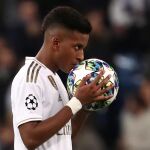 Rodrygo besa la pelota