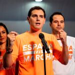 Albert Rivera (c), junto a la vicealcaldesa de Madrid, Begoña Villacís (i), y el vicepresidente madrileño, Ignacio Aguado (d), hoy en Madrid. EFE/ Rodrigo Jiménez
