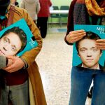 Dos simpatizantes de Más País con carteles de su líder en la puerta de un colegio electoral en Madrid. Foto: Reuters