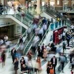 El estrés que produce comprar durante el Black Friday se debe a que cada vez los consumidores se muestran más atentos a sus dispositivos móviles además de los canales de comunicación habituales como la televisión, la radio o la prensa.