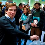 Almeida, esta mañana, votando en su colegio electoral