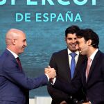 Rubiales y el presidente de la autoridad general del deporte de Arabia Saudí, el príncipe Abdulaziz Bin Turki Alfaisal, durante el sorteo de los emparejamientos de la Supercopa