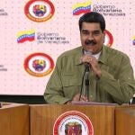 Fotografía cedida por el Palacio de Miraflores donde se observa al presidente de Venezuela Nicolás Maduro en un acto de gobierno el martes en Caracas (Venezuela). Maduro informó este que la Milicia Bolivariana, un cuerpo conformado por civiles militantes del chavismo, será desplegada hasta el 31 de diciembre en las calles del país para "garantizar la paz y las navidades felices". EFE/PALACIO DE MIRAFLORES