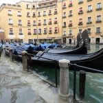 Una barrera contra las inundaciones fue diseñada en 1984 para proteger a Venecia de este tipo de marea alta pero el proyecto multimillonario, conocido como Mose, se ha visto golpeado por escándalos de corrupción y aún no está operativo