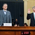 Bill Taylor (derecha) y George Kent juran ante de testificar este miércoles ante el Comité Permanente de la Cámara de Representantes