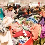 Un grupo de clientas busca una buena oferta en un establecimiento de la Comunidad