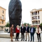 Hortensia Herrero, segunda por la izquierda, junto a Carlos González, alcalde de Elche, durante la presentación de las esculturas Maria y Silvia de Jaume Plensa.FUNDACIÓN HORTENSIA HERRERO14/11/2019