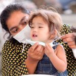 Madre e hija en un hospital de Singapur haciendo uso de mascarillas preventoras