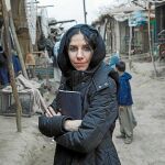PJ Harvey, en una escena del documental, recorrió Kosovo, Afganistán y Washington DC para capturar historias que inspiraron sus discos