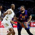 Mirotic intenta sortear la defensa de Randolph