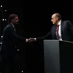 Los candidatos a la Presidencia de Uruguay -Luis Lacalle Pou del Partido Nacional (izquierda) y Daniel Martínez del Frente Amplio- se saludan este miércoles durante un debate presidencial en Montevideo (Uruguay). EFE/ Raúl Martínez