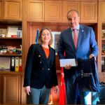 Marta Rivera de la Cruz junto a Asensio Martínez, alcalde de Sevilla la Nueva