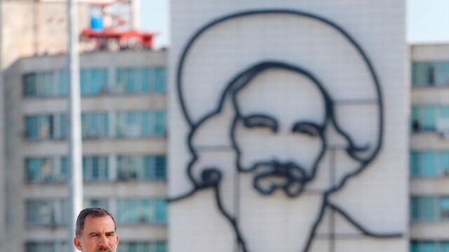 Los Reyes ante el Memorial José Martí en La Habana.