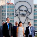 Los Reyes ante el Memorial José Martí en La Habana.