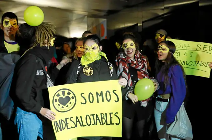 En el interior de La Ingobernable: mobiliario destrozado y litros de alcohol En el interior de La Ingobernable: mobiliario destrozado y litros de alcohol