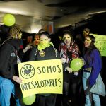 Como acto de protesta pasadas las siete de la tarde de ayer, vecinos y simpatizantes acudieron a la puerta del edificio para mostrar su desaprobación al desalojo / Foto: Luis Díaz
