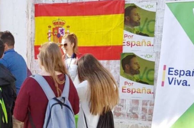 Jovenes ante unos carteles de Vox. (@voxjovenes/Twitter)