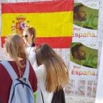 Jovenes ante unos carteles de Vox. (@voxjovenes/Twitter)