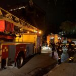 Hasta el lugar del incidente se trasladaron cuatro dotaciones de Bomberos Madrid, que cortaron el suministro de agua, luz y gas / Emergencias Madrid