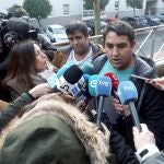 Los feriantes de las fiestas de la Puebla del Caramiñal a su llegada a los juzgados
