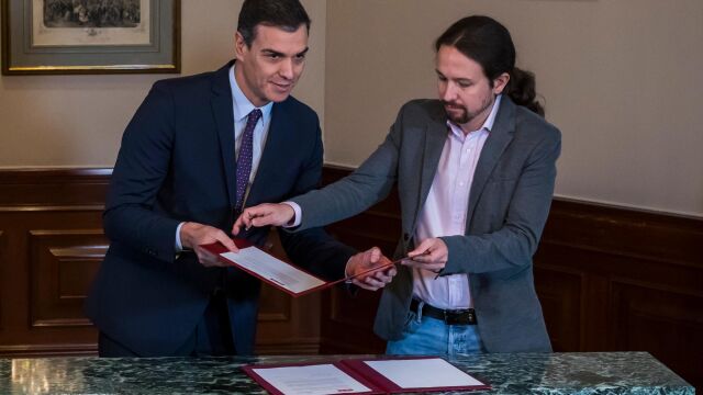 Pedro Sánchez y Pablo Iglesias sellando el preacuerdo de Gobierno/Foto: ALberto R.