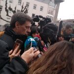 El padre de Diana, Juan Carlos Quer, a las puertas del juzgado / Laura L. Álvarez
