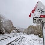 GRAF8680. LUGO, 14/11/2019.- Las provincias de A Coruña y Pontevedra están en alerta roja por olas de hasta nueve metros y fuertes vientos, mientras que en la montaña de Lugo y Ourense podrá haber acumulaciones de nieve de unos 20 centímetros, por lo que se han suspendido las clases en los colegios de esta zona. En la imagen carretera N-IV, cerca de Pedrafita do Cebreiro. EFE/Eliseo Trigo