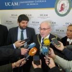 Mendoza se dirige a los medios acompañado por López Miras, a su izquierda