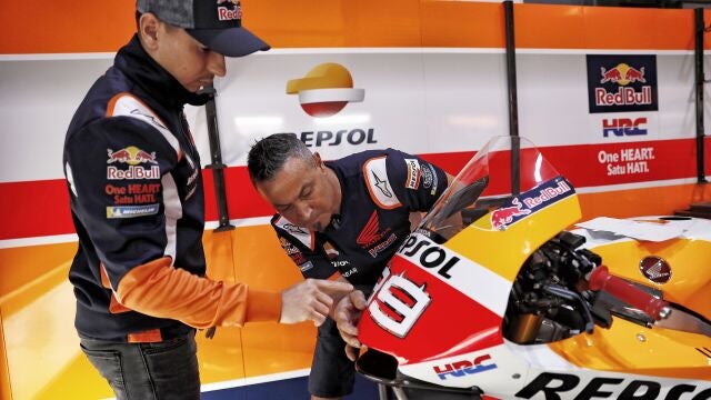 Juan Llansá y Jorge Lorenzo, en el box del Repsol Honda durante un momento de esta temporada
