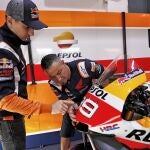 Juan Llansá y Jorge Lorenzo, en el box del Repsol Honda durante un momento de esta temporada