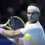 Nadal da un revés en el partido contra Tsitsipas