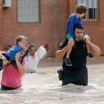 Imagen de archivo (13/09/19) del rescate de niños en un barrio de Almoradí durante la DANA del pasado mes de septiembre.