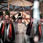 Tokyo (Japan), 14/11/2019.- Japan's Emperor Naruhito (C) participates in a Shinto thanksgiving ceremony, known as the 'Daijosai' at the Daijokyu Halls, a series of wooden structures specially constructed on the Imperial Palace grounds, in Tokyo, Japan, early 15 November 2019. The Daijosai dates back to the seventh century and is an harvest festival performed by a new emperor. (Japón, Tokio) EFE/EPA/JIJI PRESS JAPAN OUT EDITORIAL USE ONLY/ NO ARCHIVES