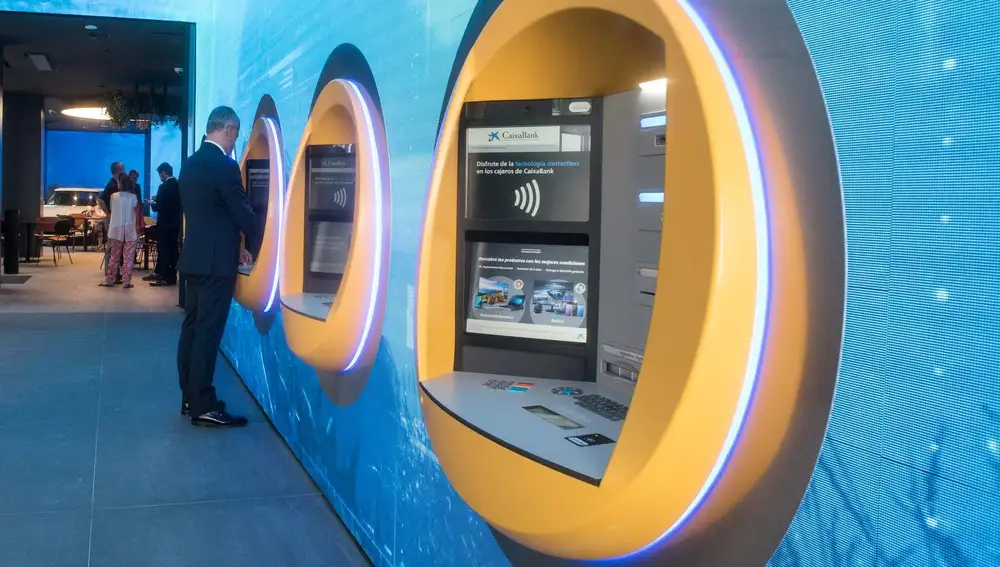 Uno de los cajeros de CaixaBank dotado de reconocimiento facial